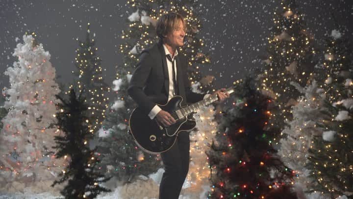 キース・アーバンのインスタグラム：「Even video snow brings the magic ❄️ #SantaTonight #BTS」