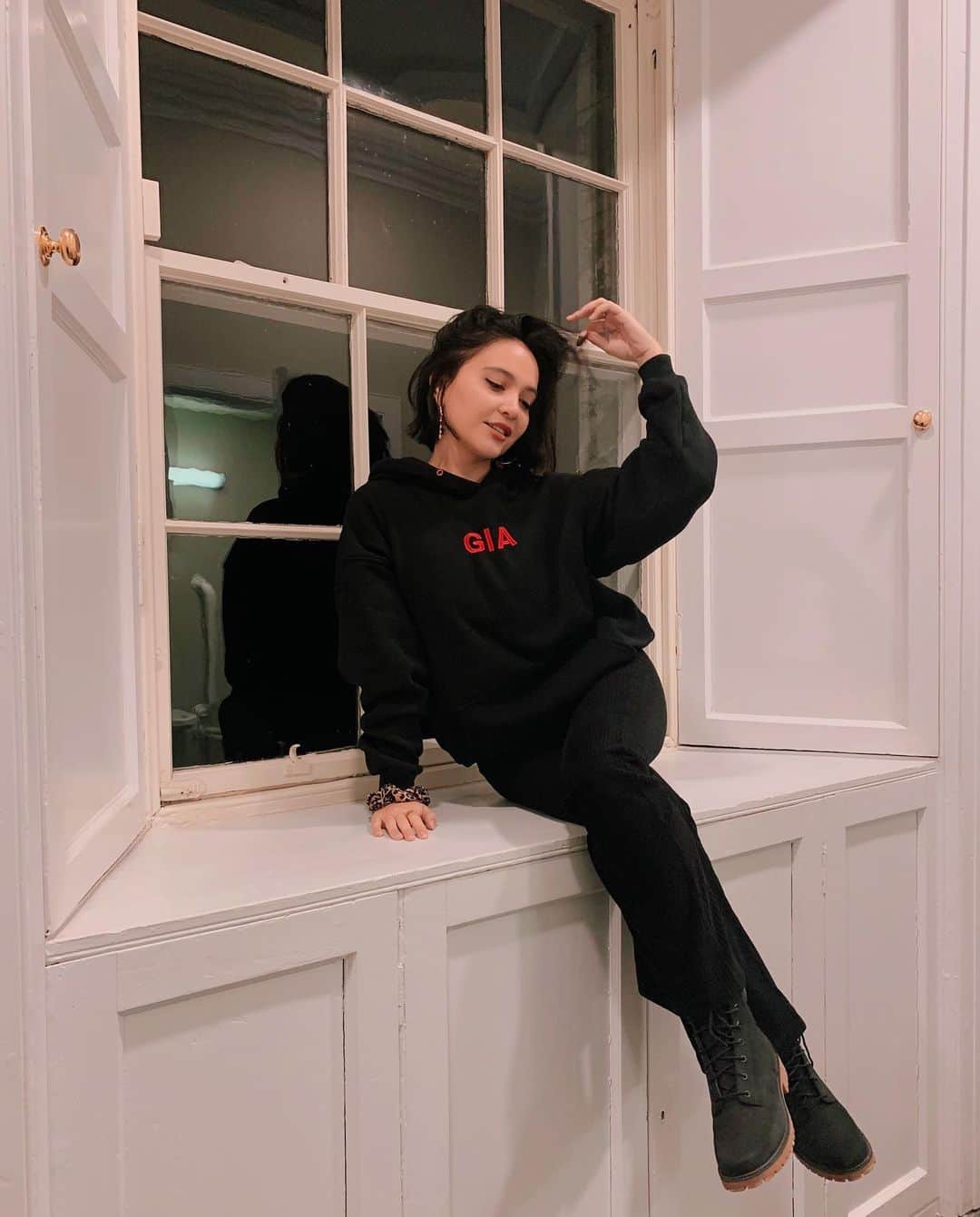 ステラ・ハジェンズさんのインスタグラム写真 - (ステラ・ハジェンズInstagram)「‘tis the season where I can’t stop/won’t stop cutting my hair 💇🏻‍♀️」12月19日 3時05分 - stellahudgens
