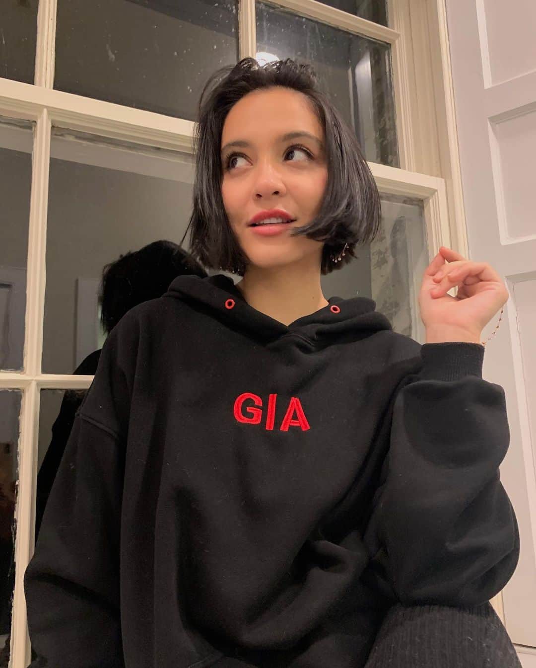 ステラ・ハジェンズのインスタグラム：「‘tis the season where I can’t stop/won’t stop cutting my hair 💇🏻‍♀️」