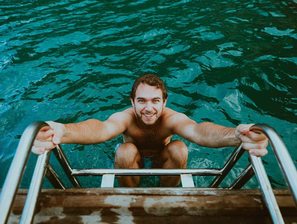 ゼッドのインスタグラム：「Gimme your best captions pls, mine are watered down.」