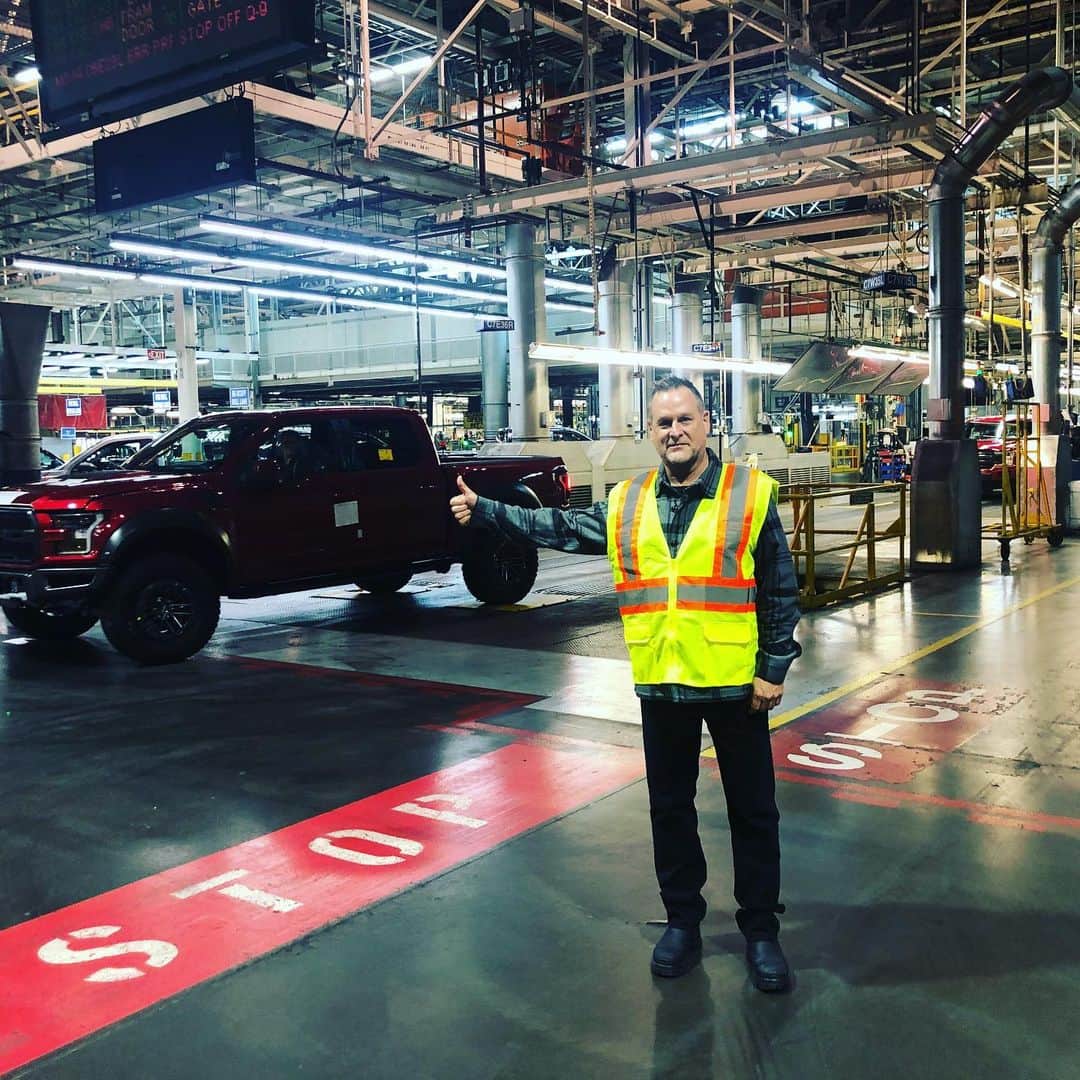 デイブ・クーリエさんのインスタグラム写真 - (デイブ・クーリエInstagram)「Got a private tour @ford Dearborn truck assembly plant today. Here’s an F-150 rolling off the assembly line. The wow factor is amazing! #cutitout #fordf150 #fordtruck #ford」12月19日 3時13分 - dcoulier
