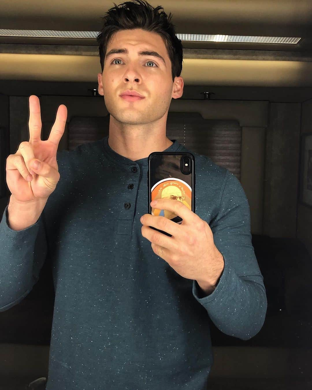 コディ・クリスチャンさんのインスタグラム写真 - (コディ・クリスチャンInstagram)「Drop a ✌️ to say hello (:」12月19日 3時16分 - codychristian