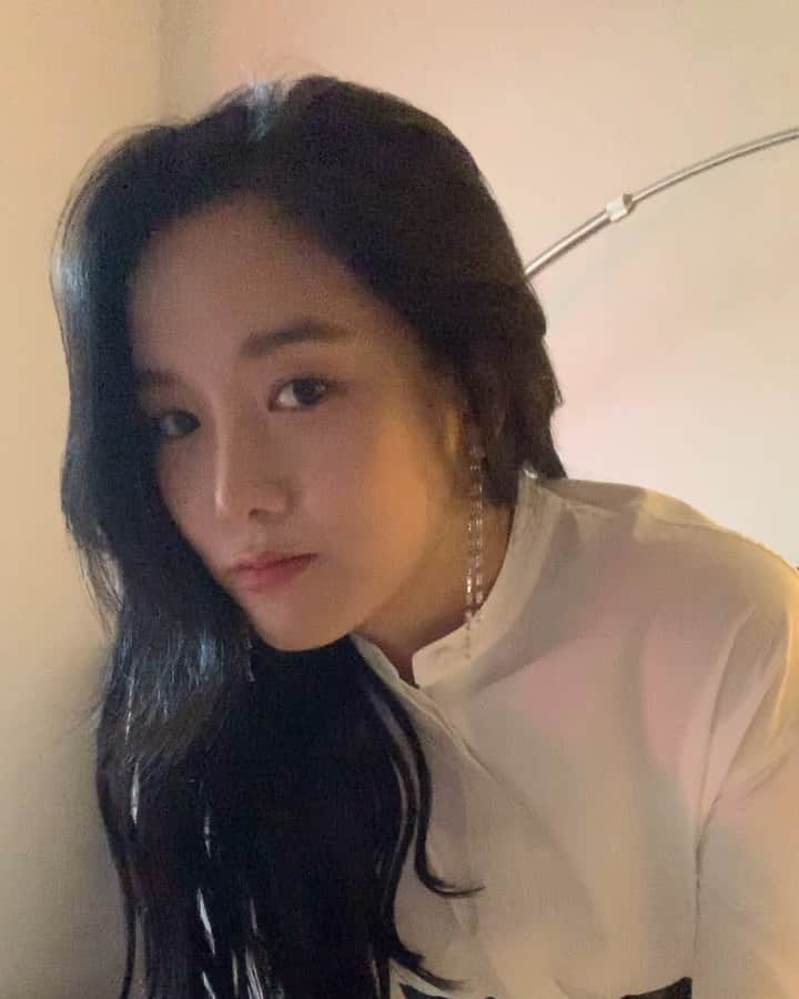 のインスタグラム：「#셀카 . . 음... 어..? 어..어어?! 어..(삭제) 그래서 난 요즘 동영상을 캡쳐해😅」