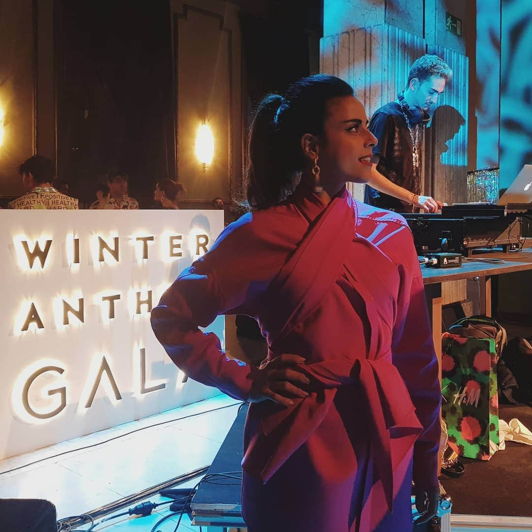 サラ・ウルタドさんのインスタグラム写真 - (サラ・ウルタドInstagram)「Lugar, compañía y causa TOP la de anoche en la @winteranthemgala 🌌Todo un privilegio el poder haber sido participe de ello... 🌷Tremenda admiración por la @fundacionanabella y la labor que desempeñan transformando #víctimas en #valientes 💪🏼🦸‍♀️Si no conocéis du historia, os animo a entrar en su perfil y poner vuestro granito de arena para seguir transformando vidas. . . . Y gracias al gran maestro de ceremonias por juntarlo todo y a todos @omglobalnews ❤🤗. . . . #aboutlastnight #winteranthemgala #fundraiser #anabella #foragoodcause #femalepower #makingmemories #madridtime」12月19日 3時31分 - sarasobrehielo