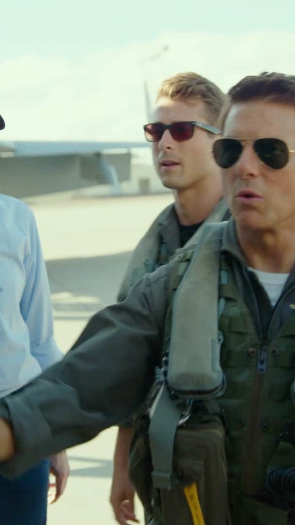 グレン・パウエルのインスタグラム：「Try remembering your lines while flying 630mph with 1600lbs of pressure on your chest and no blood left in your head... It’s safe to say, @tomcruise doesn’t play pretend. #TopGun @TopGunMovie  #HesStillDangerous」