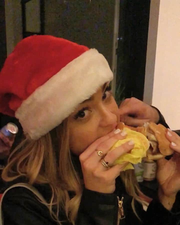 ヴェール・ゲンタのインスタグラム：「Ending 2019 with a double whammy 👏🏼 🍔」