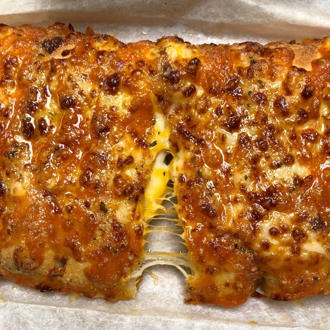 Domino's Pizzaさんのインスタグラム写真 - (Domino's PizzaInstagram)「All about the Stuffed Cheeeeeeeeeesy Bread. 😍」12月19日 3時45分 - dominos
