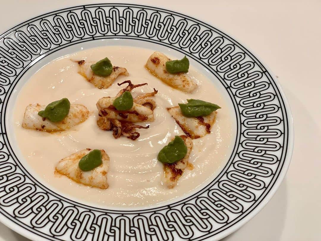 加藤超也さんのインスタグラム写真 - (加藤超也Instagram)「・ 「カリフラワースープ」  カリフラワーは冬の時期が旬で、 特に美味しい。 ビタミンCも豊富なので、 風邪予防などのコンディション管理にはオススメ食材です。  イカはスパイスマリネ ネギペーストは、魚醤、オリーブオイル。  #cauliflower  #squid  #greenonion  #vitaminc  #recovery #カリフラワー #イカ #葱 #ビタミンC #リカバリー」12月19日 3時55分 - cuore_kato