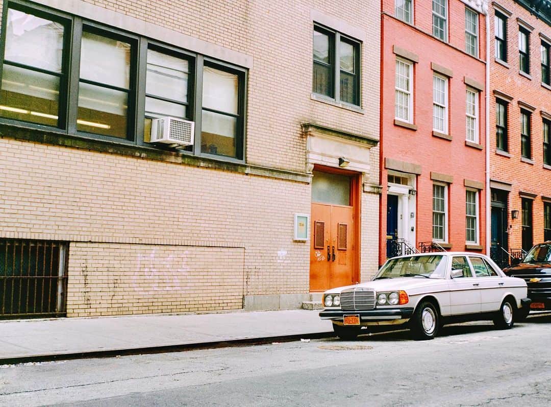 コナー・フランタのインスタグラム：「shortcuts through the side streets」