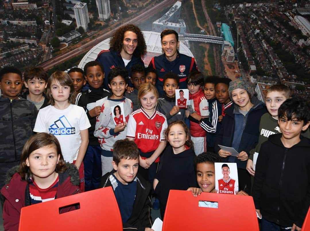 メスト・エジルのインスタグラム：「Surprising kids in North London ❤ #M1Ö #YaGunnersYa」