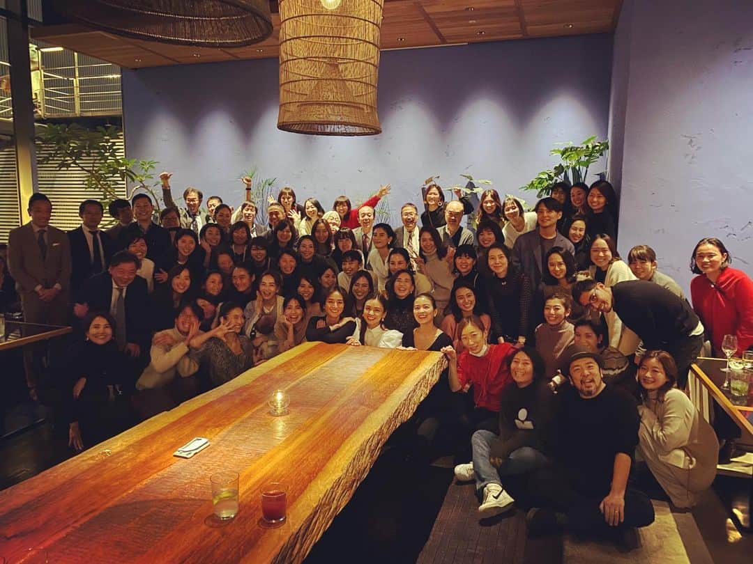東原亜希さんのインスタグラム写真 - (東原亜希Instagram)「すごいたくさん😂❤️VERYの忘年会！！息子の歯医者があったので最後の30分のみ参加になってしまった😭😭😢けど少しでもみんなに会えて楽しかった♡また来年もよろしくお願いします♡♡♡」12月19日 9時40分 - akihigashihara