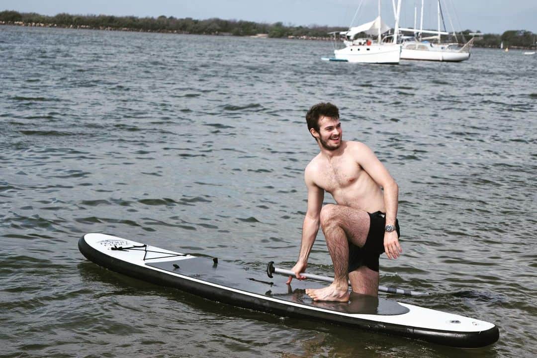 サム・ウォーカーのインスタグラム：「Throwback to warmer times and great memories in Oz getting me through this last week of training before Christmas! 💪🏻🏄🏻‍♂️」