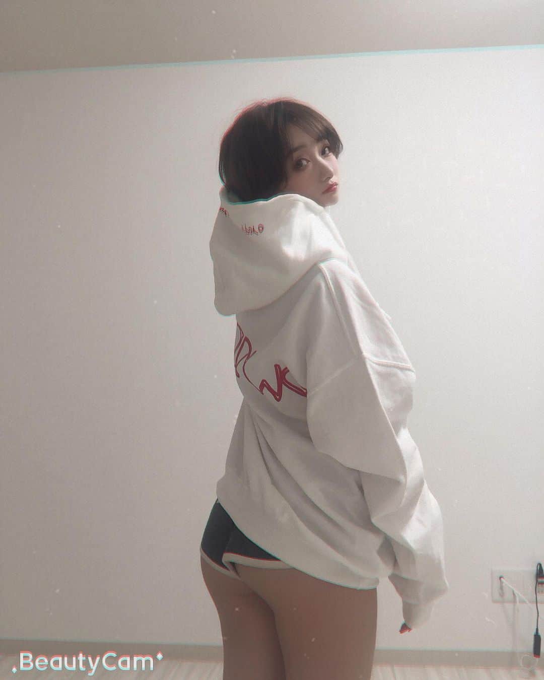 大石ほのかのインスタグラム：「@showroom.official.sapporo のお洋服です💓 . これまじで可愛すぎん！？！？😂笑 . ゆったりしてて着心地も最高だった👍👍 . ほんとにおすすめー！！✨ みんな是非！ .  #showroom #likeforlikes#followforfollowback#photooftheday#likeforfollow#follow4follow#instagood#❤#いいね返し#巨乳#谷間#love#ススキノ#ホステス#キャバクラ#キャバ嬢#ニュークラブ#フィリア#バルセロナグループ#歌舞伎町#六本木#中洲#錦#栄#北新地#ミナミ」