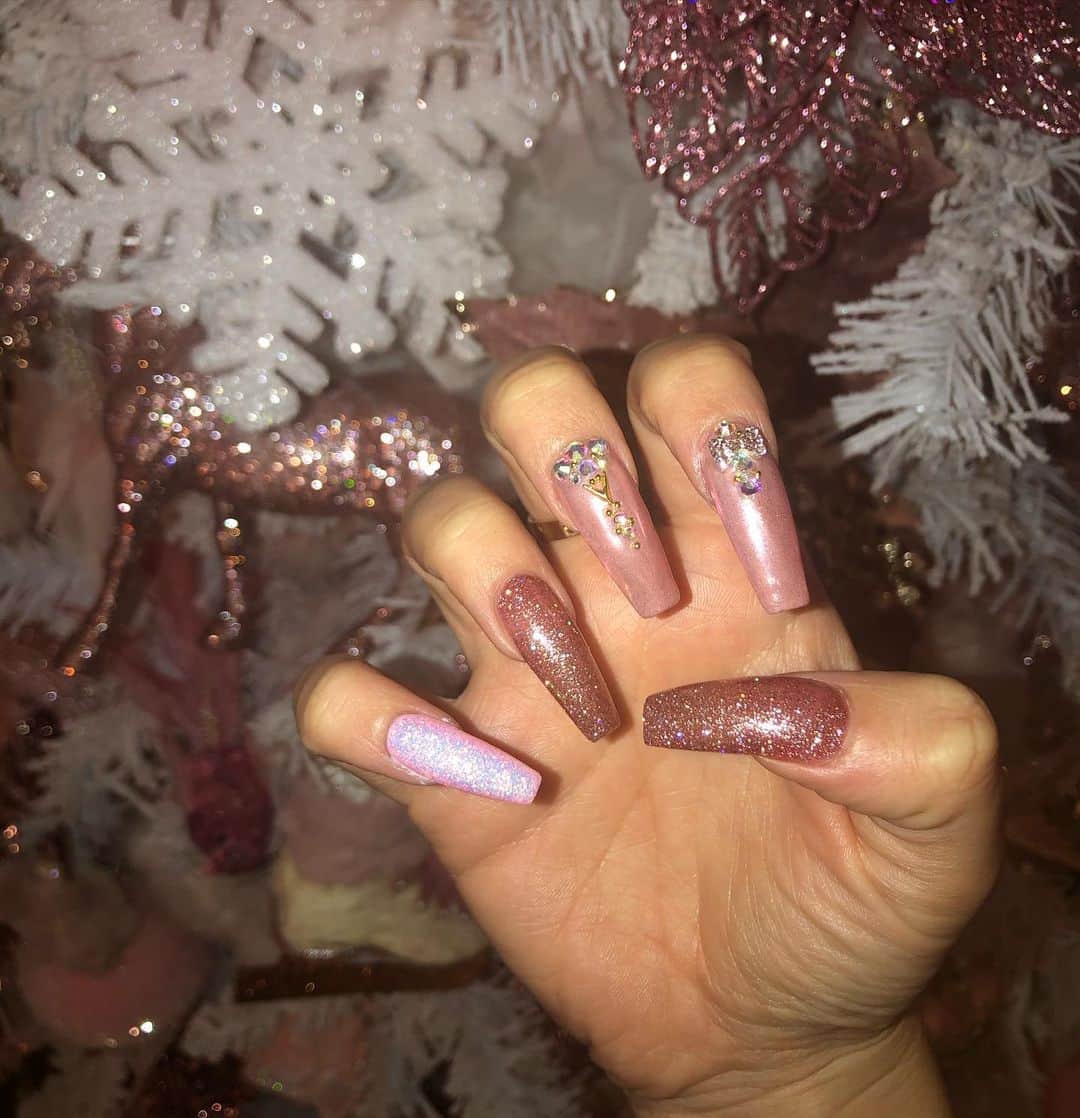 ジョージア・コウソウロウさんのインスタグラム写真 - (ジョージア・コウソウロウInstagram)「Can’t believe I forgot to post these nails a few weeks ago.. yes I matched my nails to my tree 🤪 @georgiakhome  Can’t wait for our nails next week @allurenailse18」12月19日 4時24分 - georgiakousoulou
