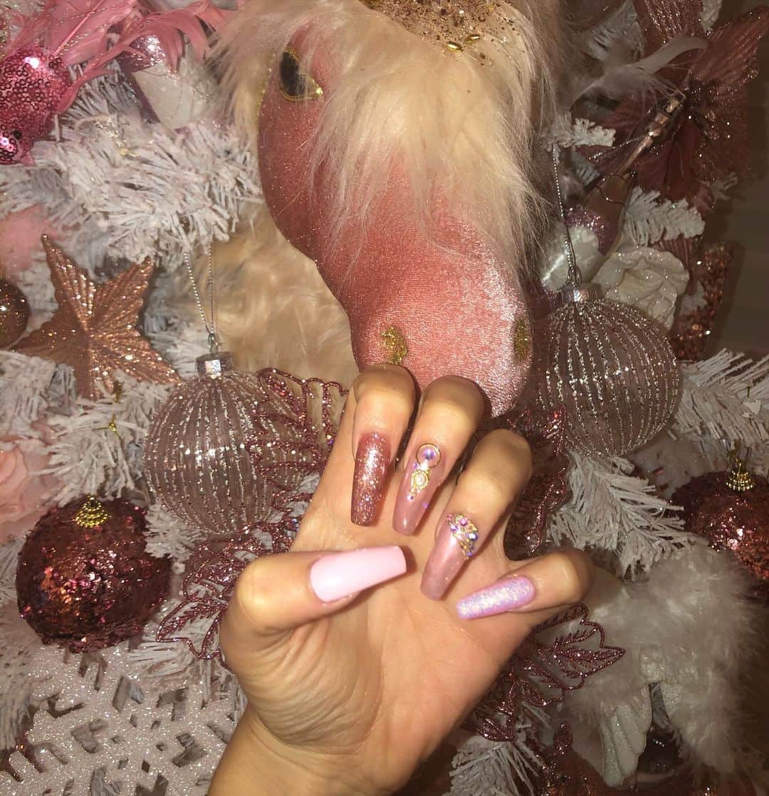 ジョージア・コウソウロウさんのインスタグラム写真 - (ジョージア・コウソウロウInstagram)「Can’t believe I forgot to post these nails a few weeks ago.. yes I matched my nails to my tree 🤪 @georgiakhome  Can’t wait for our nails next week @allurenailse18」12月19日 4時24分 - georgiakousoulou