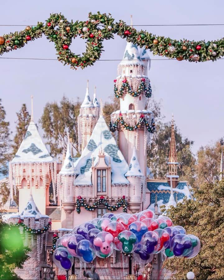 ディズニーランドさんのインスタグラム写真 - (ディズニーランドInstagram)「Deck the halls with boughs of holly...finish the lyrics!🎵🎄#HolidaysBeginHere (📷: @disneyland_mermaid)」12月19日 4時26分 - disneyland