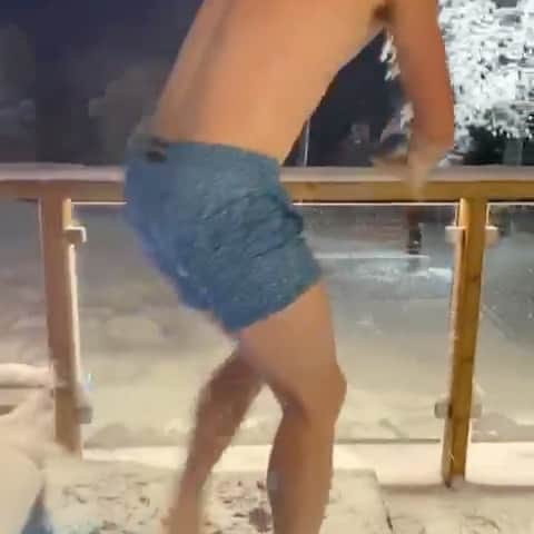 ハリー・ケインのインスタグラム：「New recovery technique 🥶❄️😂」