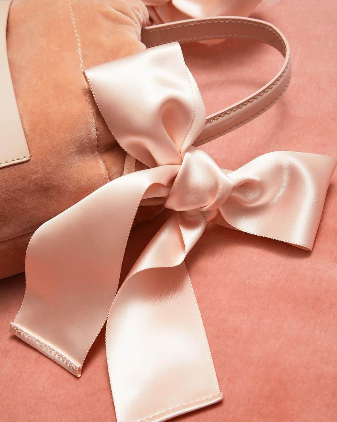 Sophie Hulmeさんのインスタグラム写真 - (Sophie HulmeInstagram)「It’s party season! As as a final treat...meet the all new Velvet Nano Knot in delicate Blush. Swipe for details and shop fast - stock is super limited. 🎀🎀🎀」12月19日 4時37分 - sophie_hulme