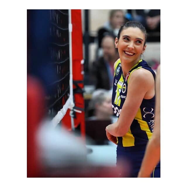 ナズ・アイデミルのインスタグラム：「Yarın Pamir’e kavuşuyorsun dediklerinde ben 😍🤩」