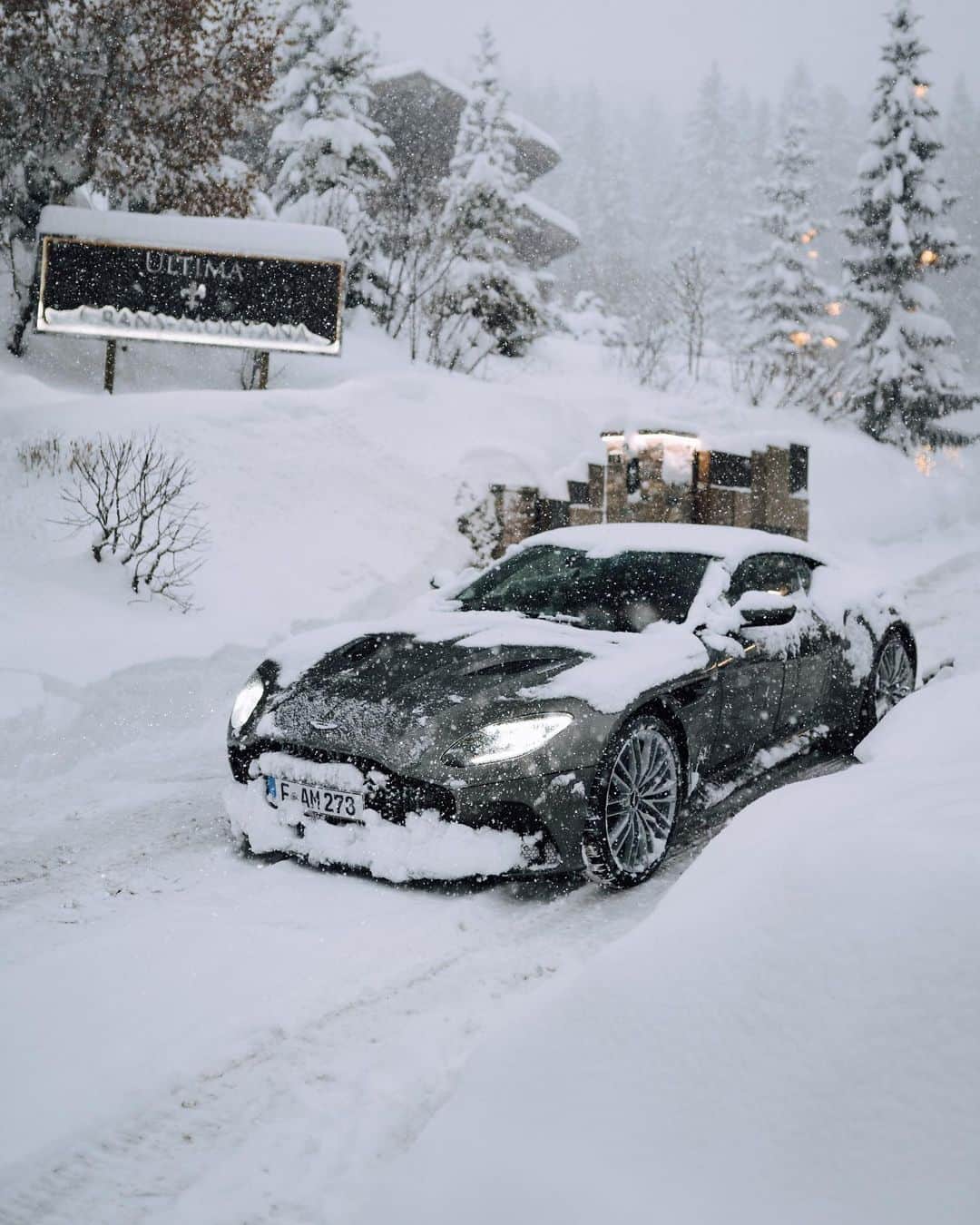 CARLiFESTYLEさんのインスタグラム写真 - (CARLiFESTYLEInstagram)「🥶 Would you drive it in the snow? 📸 @tomclaeren with the DBS Superleggera at Ultima Crans Montana」12月19日 5時05分 - carlifestyle