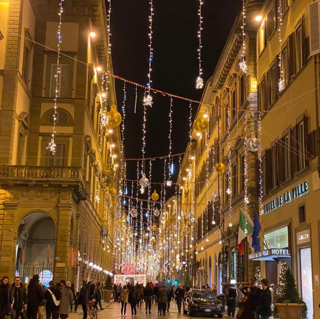 吉沢明歩さんのインスタグラム写真 - (吉沢明歩Instagram)「アマルフィからナポリ経由でフィレンツェ入り。ここも憧れの場所✨12月のフィレンツェの夜は冷える❄️😂イルミネーションきれい！ 夜のドゥオモ、、、なんと改修工事中じゃありませんかぁぁぁぁー 歴史的建物あるあるかな？ #フィレンツェ#イルミネーション#12月1日#Lindt発見#チョコレートマニア#珍しい種類もあったよ#奥はcafeになっててティラミス食べたかったけど後で来よーって言って結局行けなかった💦#街ブラ#ドゥオモ#一部改修中」12月19日 5時03分 - akiho__yoshi
