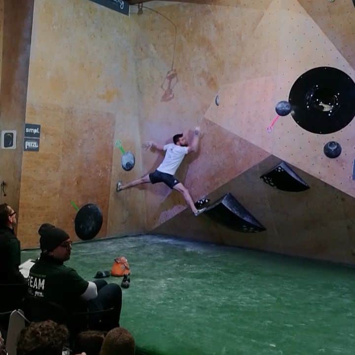 のインスタグラム：「1 week after surgery, 5 weeks left until I can climb again ☹🙂. Let's just remember about some sweet moments from earlier this year. Making finals at #studioblocmasters is always a pleasure ✊🏻. @ocun.climbing @scarpaspa @vibram」