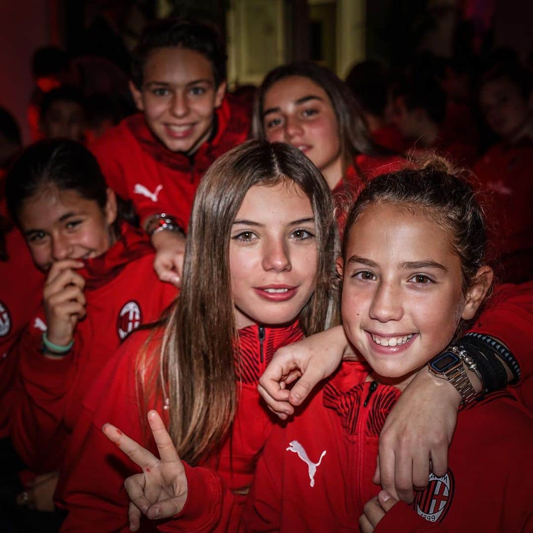 ACミランさんのインスタグラム写真 - (ACミランInstagram)「📸 Christmas is in the air! The best pictures from the Youth Sector party 🎄🎁 #MilanYouth」12月19日 5時15分 - acmilan