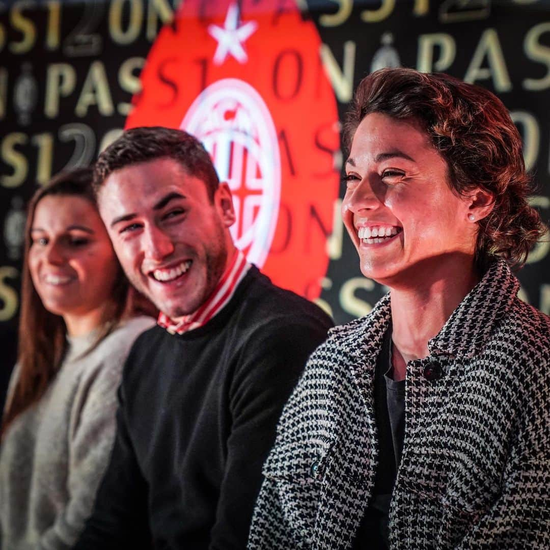 ACミランさんのインスタグラム写真 - (ACミランInstagram)「📸 Christmas is in the air! The best pictures from the Youth Sector party 🎄🎁 #MilanYouth」12月19日 5時15分 - acmilan