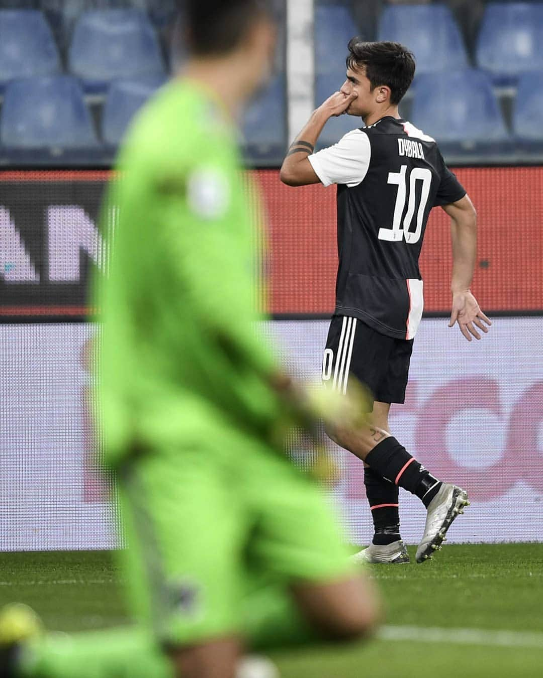 ユヴェントスFCさんのインスタグラム写真 - (ユヴェントスFCInstagram)「And what about that absolute 💎 of a goal from this guy? ☝️ #SampJuve #Dybala #ForzaJuve」12月19日 5時30分 - juventus