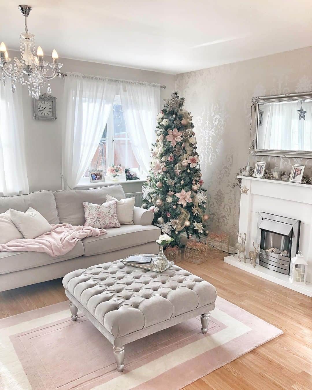 ローラアシュレイのインスタグラム：「It's hard to believe that there's only one more week until Christmas! 🎄Are you as prepared as @audrey_d_pereira?  Did you know you can #win a £200 Laura Ashley gift voucher by tagging #LauraAshleyChristmas in your festive photos! Enter by the end of the year for the chance to win!」
