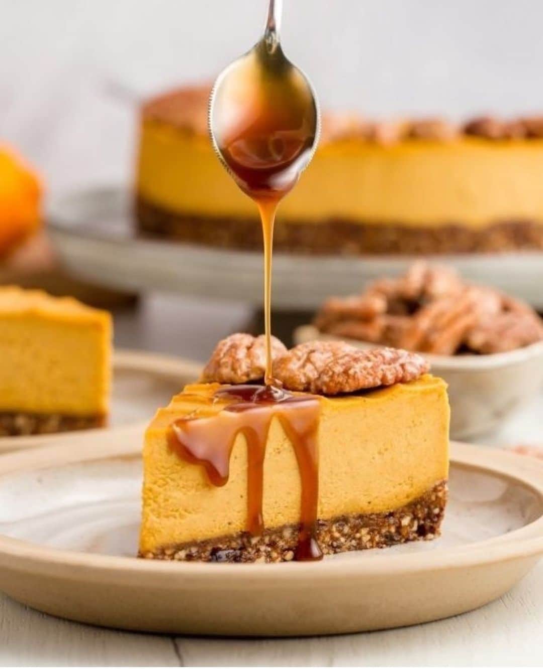 リンジー・モーガンのインスタグラム：「Here’s to going guilt-free & grain-free this holiday. I’ve been treating myself & trying to treat my body better.  Going grain-free has been game changer for me!  I’m alll about this @bobsredmill gluten-grain-free dessert from @texanerin.  Tag me in your holiday faves that I can attempt 😂recreate ✨」