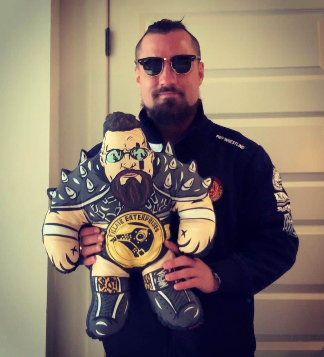 マーティ・スカルさんのインスタグラム写真 - (マーティ・スカルInstagram)「Many thanks to @jbtoys1 for this early Xmas gift! Custom made buddy. I absolutely love it. Thank you! 🙏  #villain ☔️」12月19日 5時38分 - martyscurll