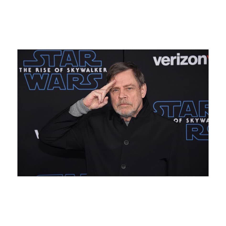 マーク・ハミルさんのインスタグラム写真 - (マーク・ハミルInstagram)「As the end is just around the corner, I'm thinking of the most important element in the #StarWars  experience: the Fans. Their passion, support & unwavering loyalty over the years is astonishing. Thank you #UPFs- You mean the world to me. I salute each & every one of you! 💖Mar🐫」12月19日 5時48分 - markhamill