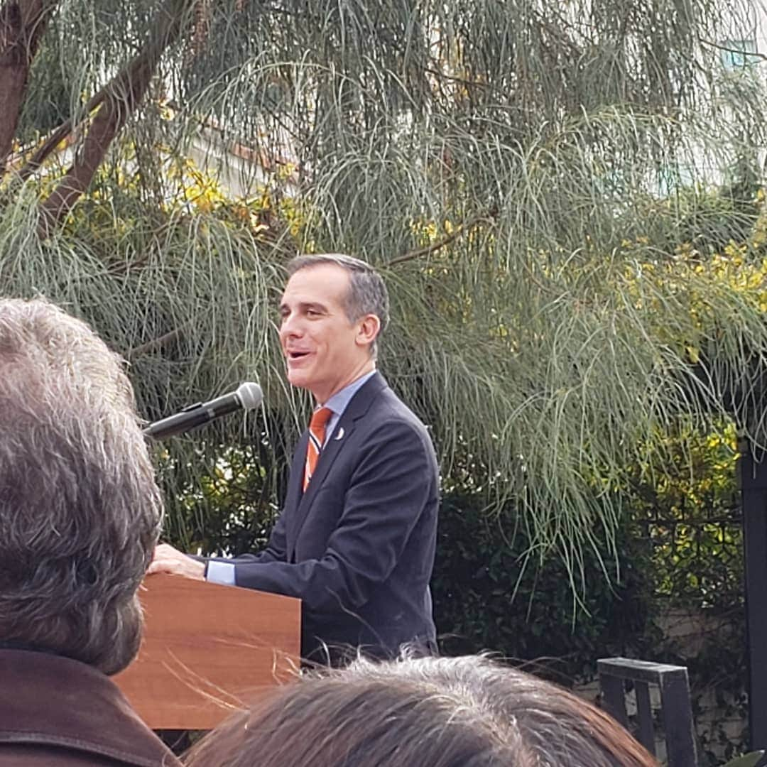 ウィリー・ガーソンさんのインスタグラム写真 - (ウィリー・ガーソンInstagram)「My pal @ericgarcetti turning over the Mayors mansion to support homeless and formerly homeless businesswomen, craftspeople, and vendors working to make a difference....」12月19日 5時46分 - willie.garson