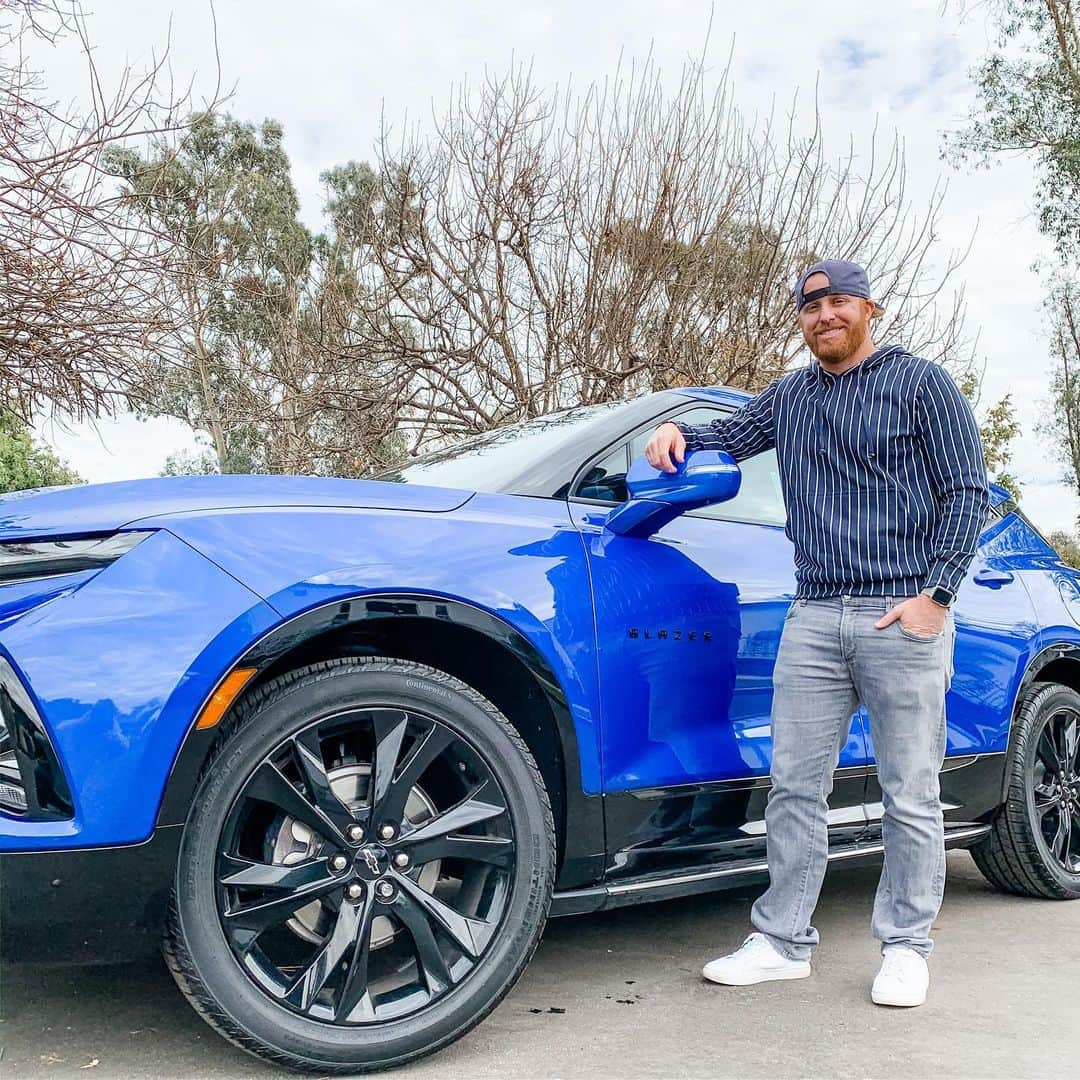 ジャスティン・ターナーさんのインスタグラム写真 - (ジャスティン・ターナーInstagram)「If you’re looking for a new ride go to @avchevy and ask for a @dodgers blue #Blazer. It’s a smooth ride with a sleek look and could be just the gift you were looking for this Christmas!!! 🎄 Ask for Justin to get a sweet deal on all your holiday gifts 👊🏼 📸 @court_with_a_k」12月19日 5時46分 - redturn2