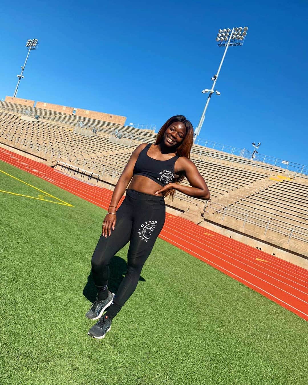 アシャ・フィリップのインスタグラム：「Let me soak up this sun before I come home.... 🇺🇲🔜🇬🇧 @gymshark 🦈 . . #Sunshine #Gymshark #BeAVisionary #WinterTraining #DecemberSun」