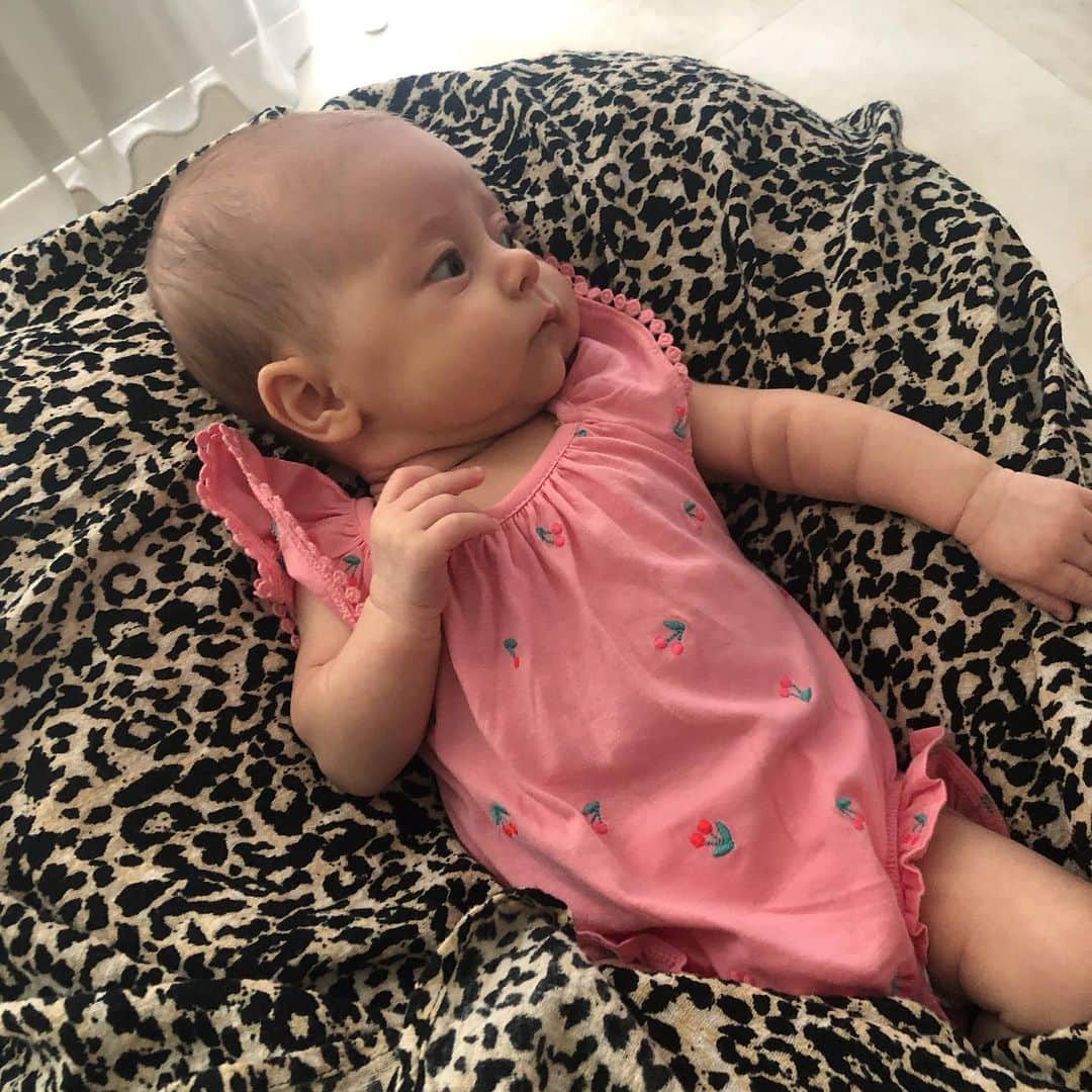 ジェニファー・ホーキンスのインスタグラム：「Morninggg!! Those cheeks!? Ur killn me Frankie girl 🙈❤️」