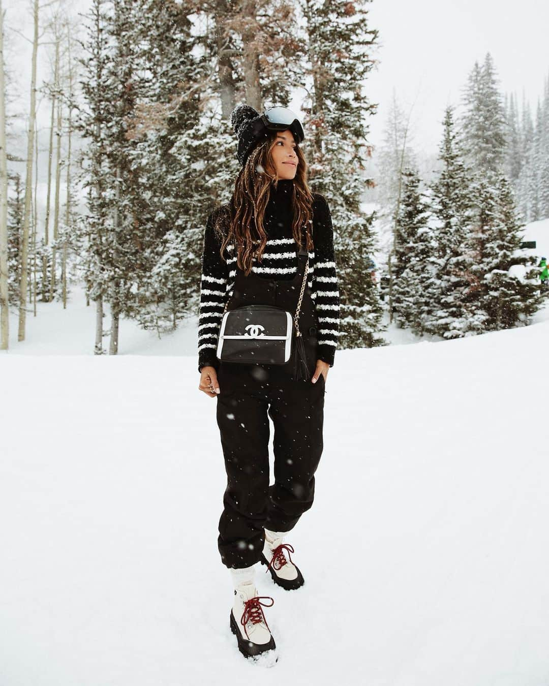 ジュリー・サリニャーナさんのインスタグラム写真 - (ジュリー・サリニャーナInstagram)「Overalls FTW. ☃️🖤」12月19日 6時01分 - sincerelyjules