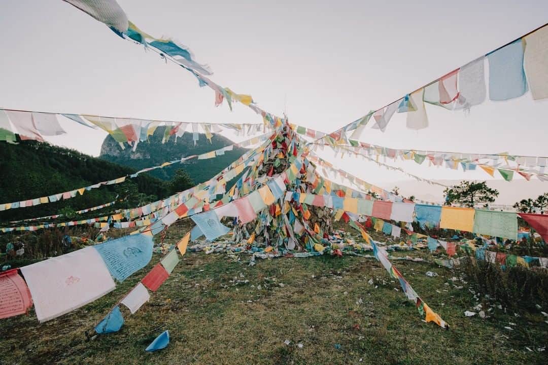 National Geographic Travelさんのインスタグラム写真 - (National Geographic TravelInstagram)「Photo by @kiliiiyuyan | Prayer flags mark a place of worship for the many ethnic minorities who practice religions influenced by Tibetan Buddhism. These sites in the mountains above Lugu Lake, China, host many people, from shamans to tourists. Follow me @kiliiiyuyan for more from the indigenous world and beyond. #china #luguhu #buddhism」12月19日 6時05分 - natgeotravel