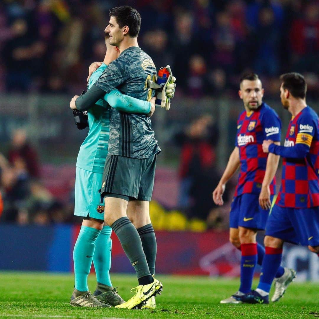 LFPさんのインスタグラム写真 - (LFPInstagram)「GAME. RECOGNIZE. GAME! 💯 • Los buenos siempre se entienden... 💯 • #Courtois #TerStegen #ElClasico #Barça #RealMadrid #LaLiga #LaLigaSantander」12月19日 6時15分 - laliga