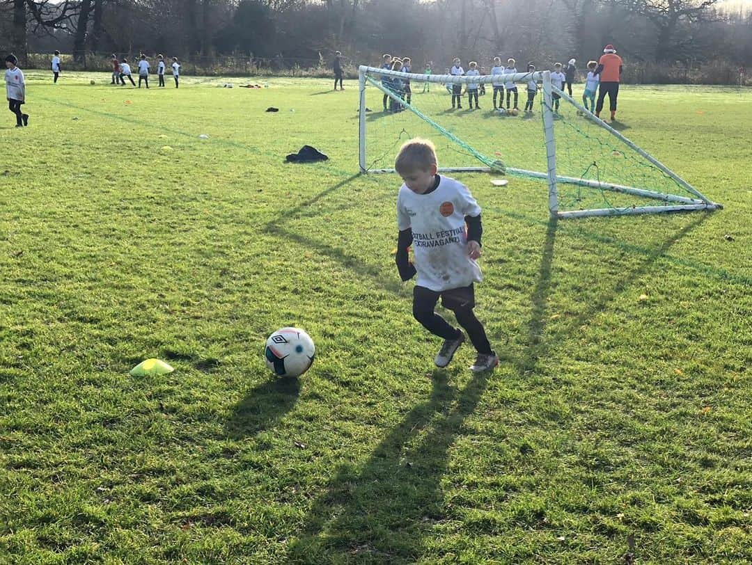 アスミル・ベゴヴィッチさんのインスタグラム写真 - (アスミル・ベゴヴィッチInstagram)「What a brilliant first football festival extravaganza between @surreysoccerschools and @abgkacademy. Sold out within days and the kids had a blast.  A big thank you @willycaba for making a special appearance for the kids.  A big thank you to all our sponsors @thejuicesmith @papajohnsuk @prodirectsoccer @parkside_prep @cobhamfc  Until next time! ⚽️👍🏻」12月19日 6時16分 - asmir1