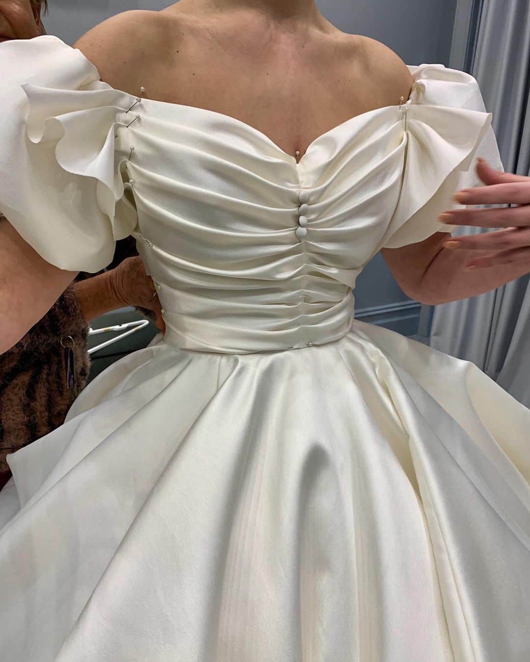 Steven Khalilさんのインスタグラム写真 - (Steven KhalilInstagram)「Step inside the #stevenkhalil Atelier. A hand draped bodice for our couture client in the fitting process #stevenkhalilbride」12月19日 6時25分 - steven_khalil