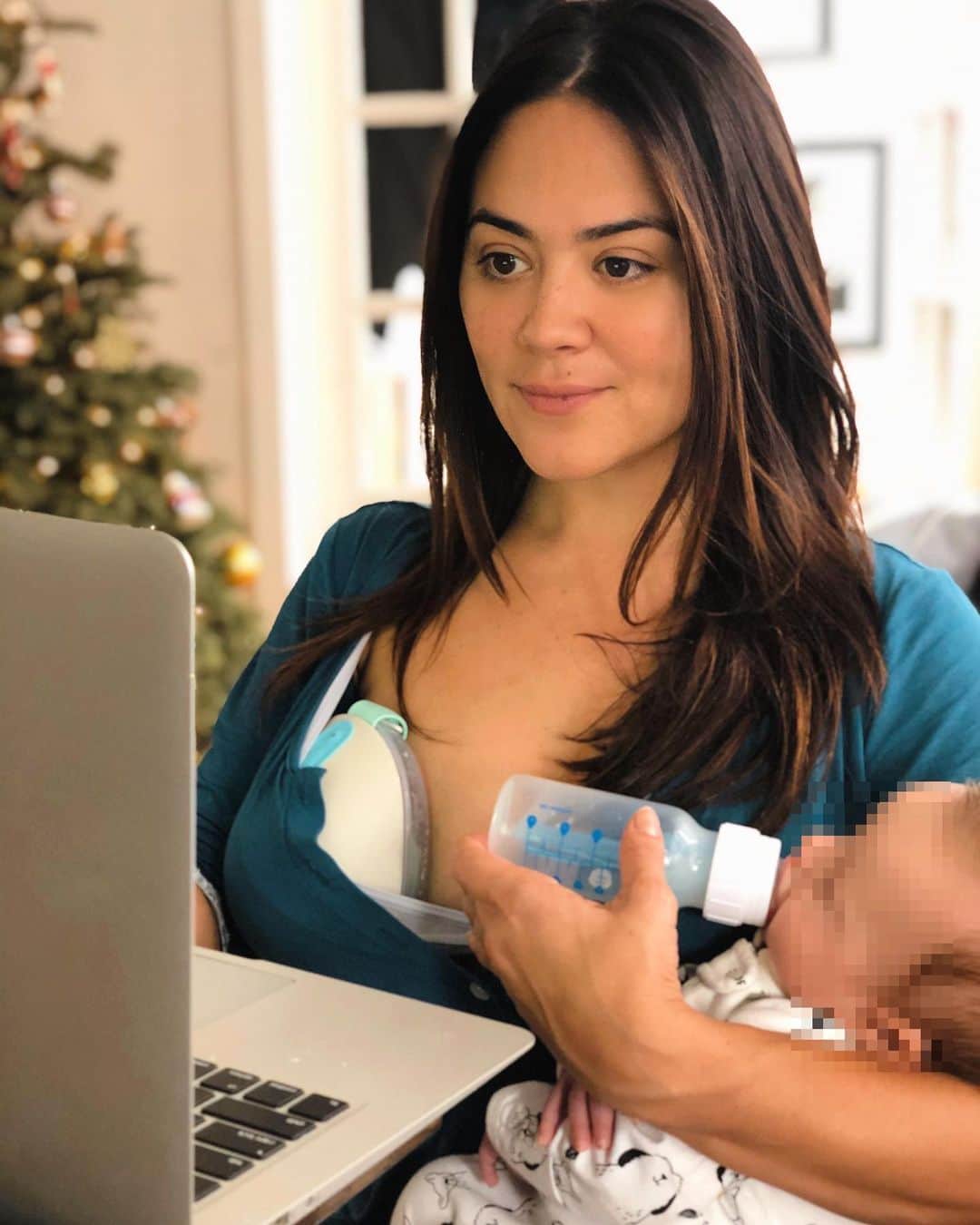 カミーユ・グアティのインスタグラム：「I have a new found respect for working moms. I can’t believe how much time I used to have before Morrison arrived. But this is my new normal and I love it! Who says I can’t @willowpump, feed my baby and finalize year end duties for @fosteradream at the same time! . . #withwillow #willowpump #momgoals #newnormal #momlife #pumpingmom #nonprofit #fosteringsaveslives #foster #fostertoadopt」