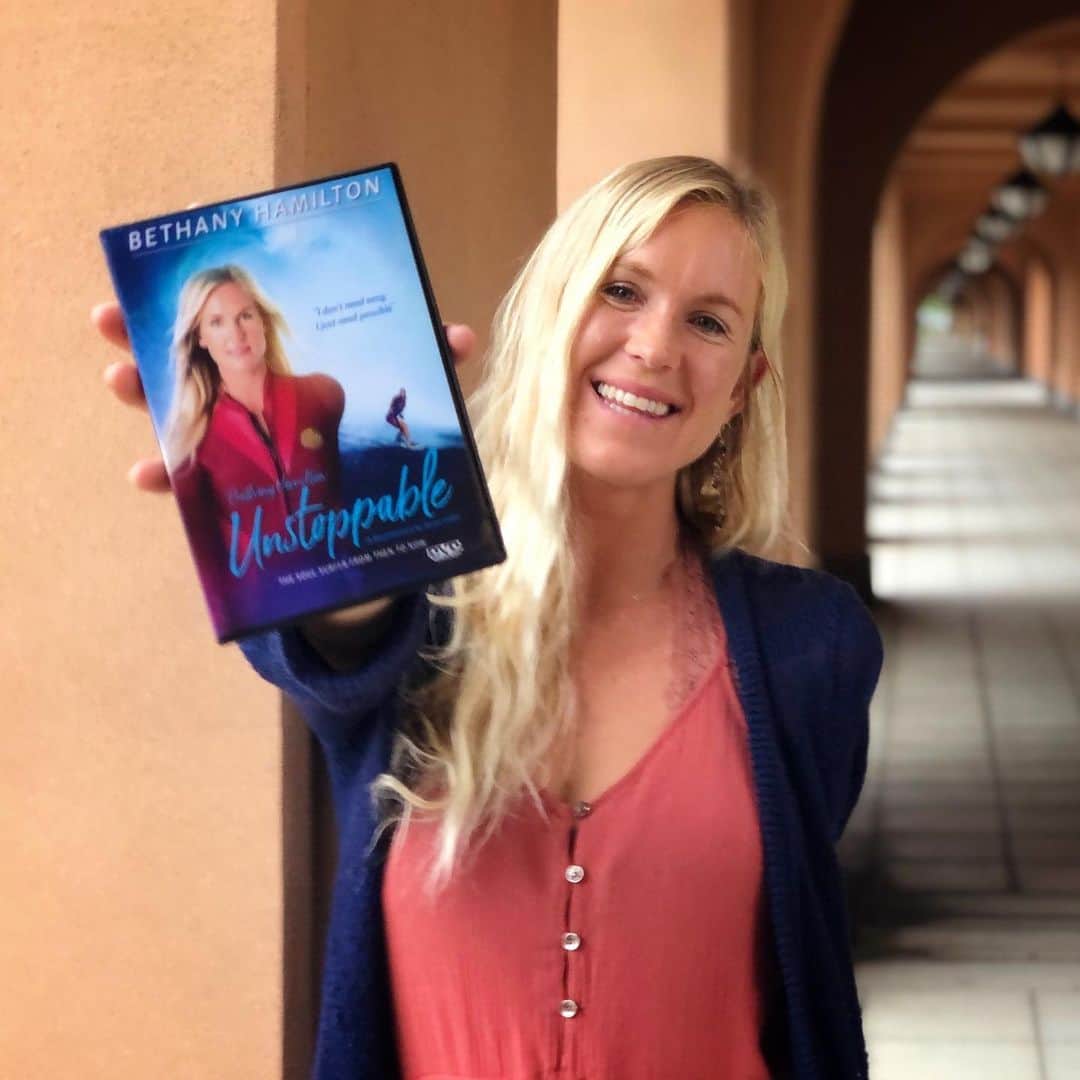Bethany Hamiltonのインスタグラム：「My surf dreams become reality in @unstoppablethefilm! Watch it today on Amazon, iTunes, DVD, and more 🤙🏽 #linkinbio #unstoppable  Available on iTunes in: Anguilla, Antigua and Barbuda, Armenia, Austria, Azerbaijan, Bahamas, Belarus, Belgium, Belize, Bermuda, Botswana, Brunei Darussalam, Bulgaria, Cambodia, Canada, Cape Verde, Cayman Islands, Cyprus, Czech Republic, Denmark, Dominica, Estonia, Fiji, Finland, Gambia, Greece, Grenada, Guinea-Bissau, Hong Kong, Hungary, India, Indonesia, Ireland, Israel, Japan, Lao People’s Democratic Republic, Latvia, Lithuania, Luxembourg, Macau, Malaysia, Malta, Mauritius, Micronesia, Moldova, Mongolia, Mozambique, Namibia, Niger, Norway, Philippines, Poland, Portugal, Singapore, Slovakia, Slovenia, Sri Lanka, St. Kitts and Nevis, Swaziland, Sweden, Switzerland, Taiwan, Tajikistan, Thailand, Trinidad and Tobago, Turkmenistan, Uganda, United Kingdom, United States, Vietnam, Virgin Islands, & Zimbabwe」