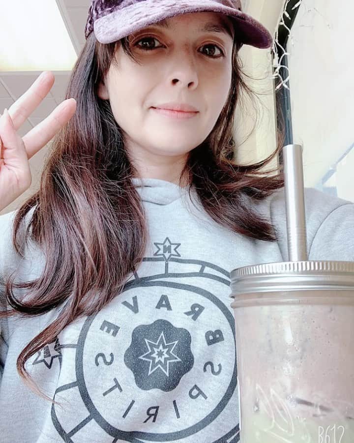 OLIVIAのインスタグラム：「Awesome gift idea for boba lovers! Imagine all the plastic we could save with one of these. @bettybobaco @happylemonca #conciousliving #ecofriendlyliving #ecofriendlyproducts #ecofriendly #bobalovers #ecofriendlyfashion #consciousfashion #critterpower PLEASE FOLLOW => @wearebravespiritsapparel」