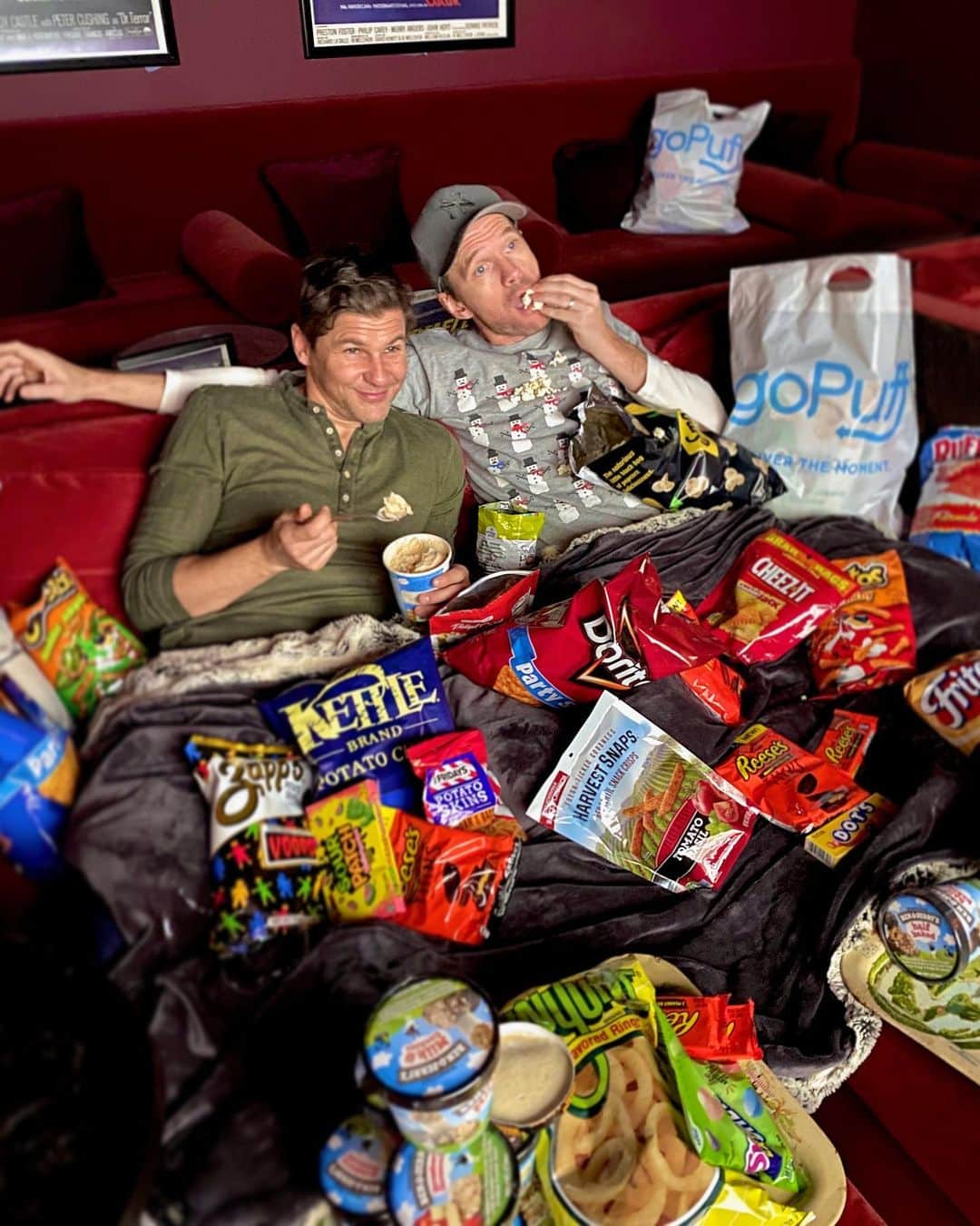 ニール・パトリック・ハリスさんのインスタグラム写真 - (ニール・パトリック・ハリスInstagram)「Thanks @gopuff. Your delivery allowed our double feature date night to go uninterrupted. @dbelicious」12月19日 6時52分 - nph