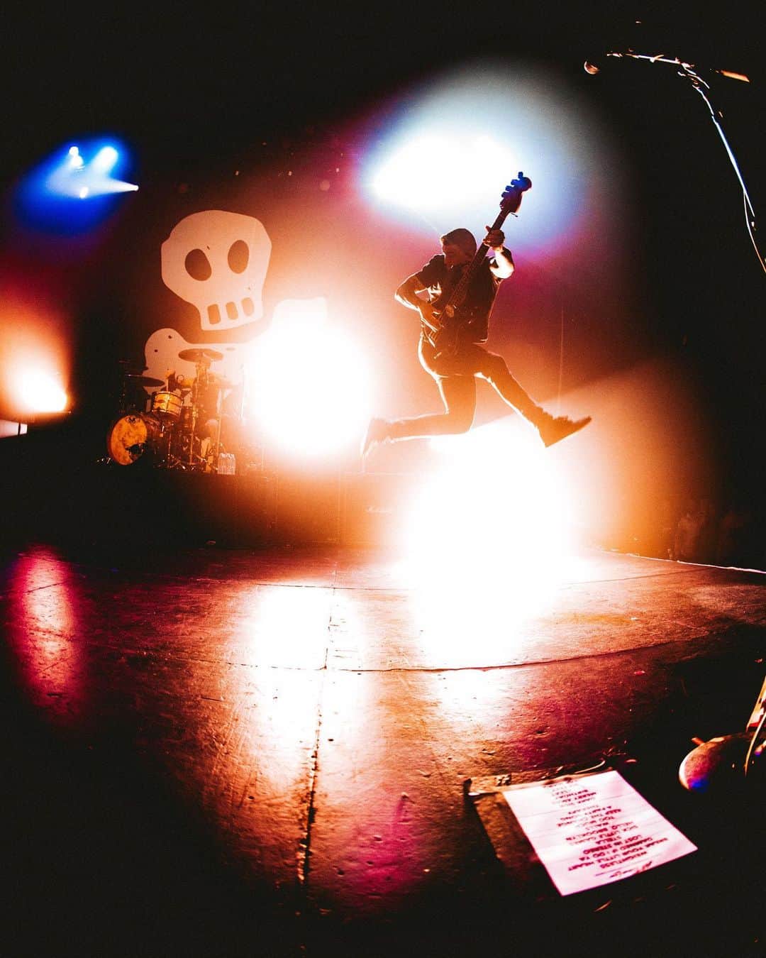 ザッキー・ヴェンジェンスのインスタグラム：「If you've got the feeling, jump across the ceiling. 🔥 #losangeles #alltimelow #nothingpersonal #jump #houseofpain #letsgo #bass #goodboys」