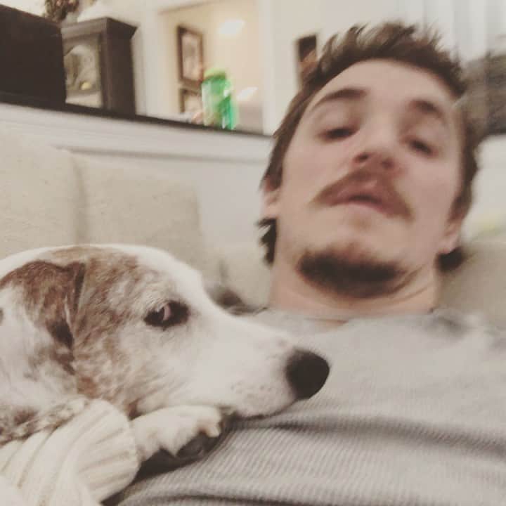 カイル・ガルナーのインスタグラム：「It’s me and louis and Louis and me (and my double chin from belowwwwwwwwwww) #dog #dogs #puppy #sing #singing #song #christmas #sleeping #nap」