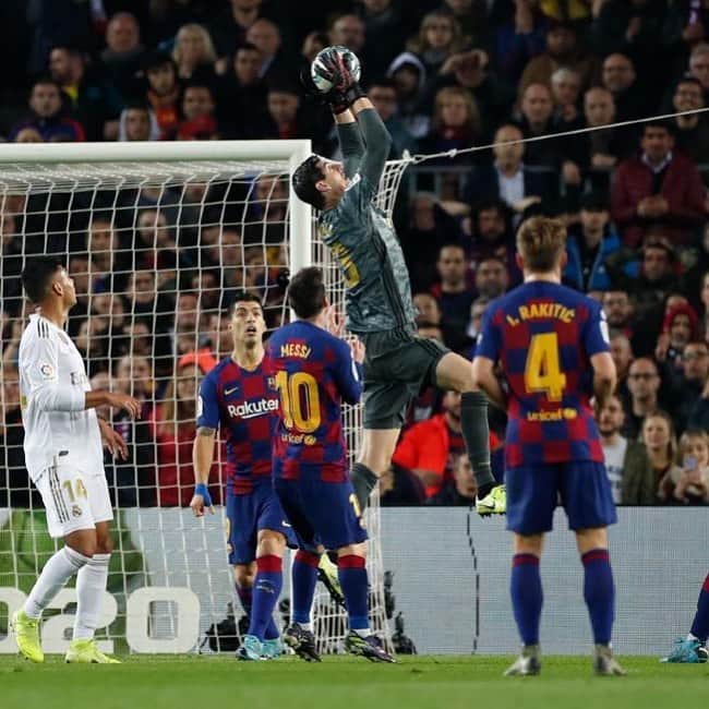 ティボ・クルトゥワのインスタグラム：「Hemos hecho todo lo posible para llevarnos #ElClasico pero no pudieron ser los 3 puntos. Orgulloso del equipo!! 🤍 #HalaMadrid」