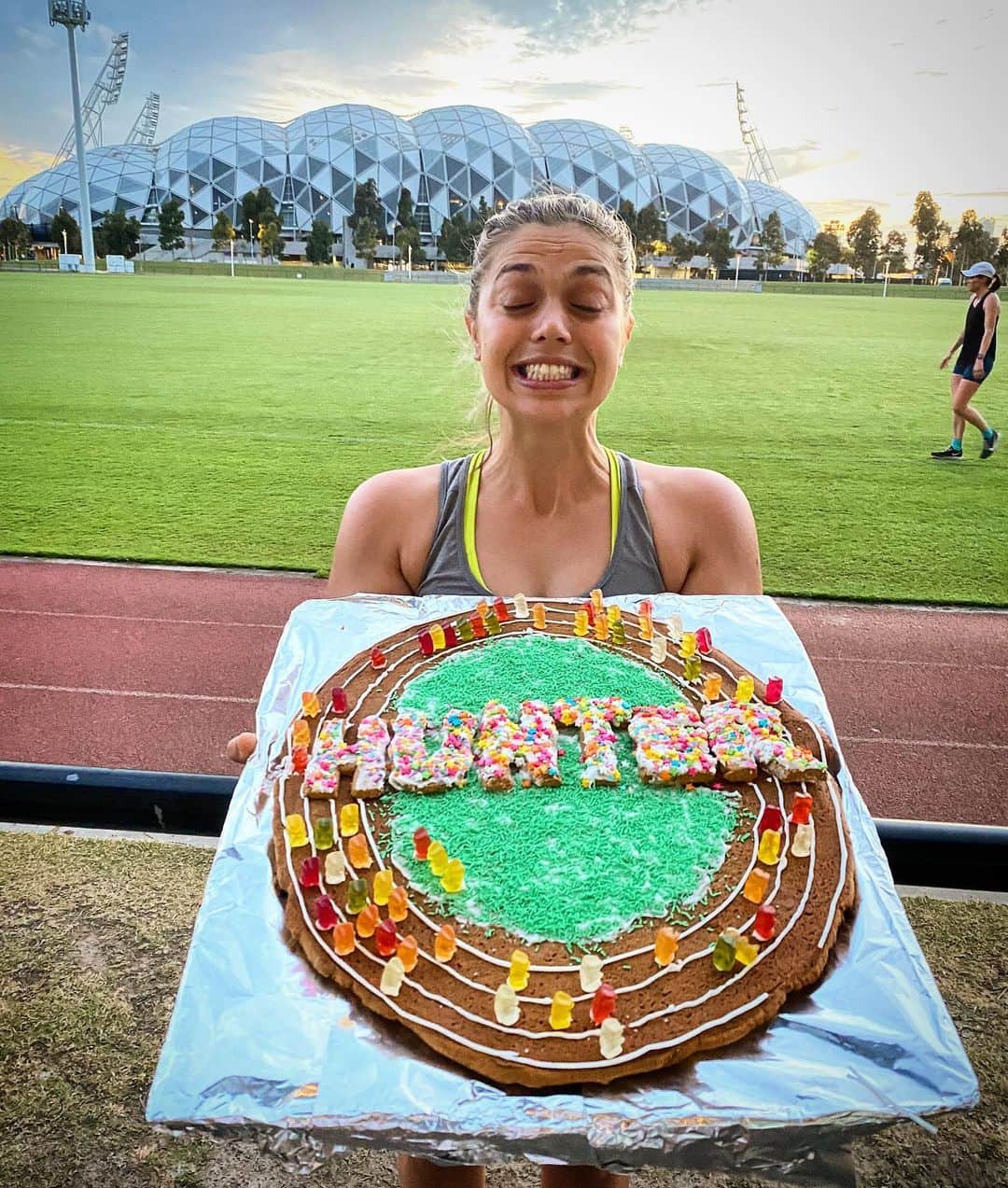 フィービー・ディ・トマソのインスタグラム：「Cooked:  A) @hunter.athletics gingerbread Oly Park  B) myself at #thresholdthursday this AM #festiveAF #trackwork *thts @joshfmc out front of gummy bear gang obvs」